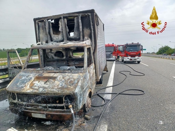 In fiamme autocarro trasportante animali vivi sulla A26