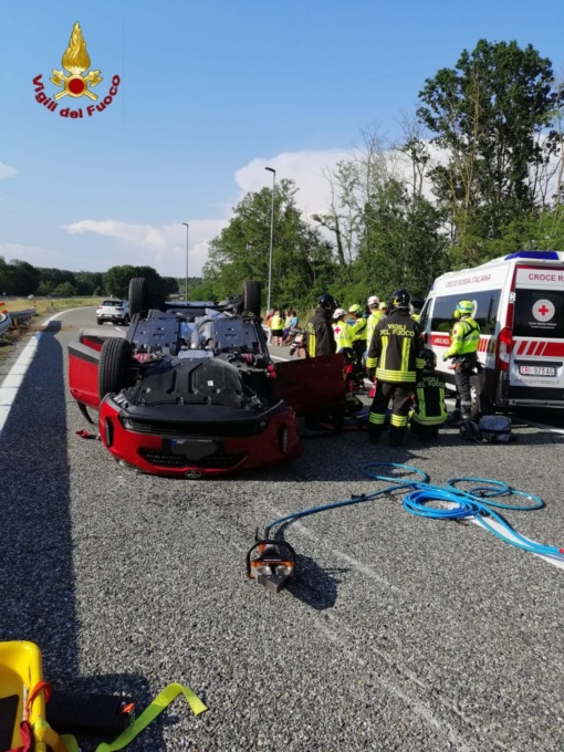 Incidente in A26: l’auto si ribalta e interviene l’elisoccorso