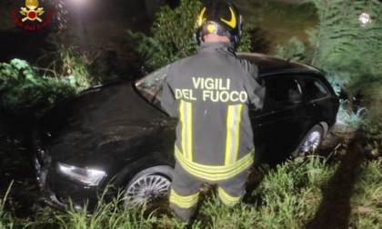 Dopo lo scontro con un'altra auto perde il controllo ed esce di strada: l'incidente a Paruzzaro