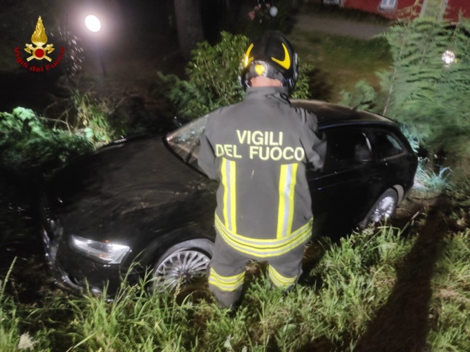 Dopo lo scontro con un’altra auto perde il controllo ed esce di strada: l’incidente a Paruzzaro
