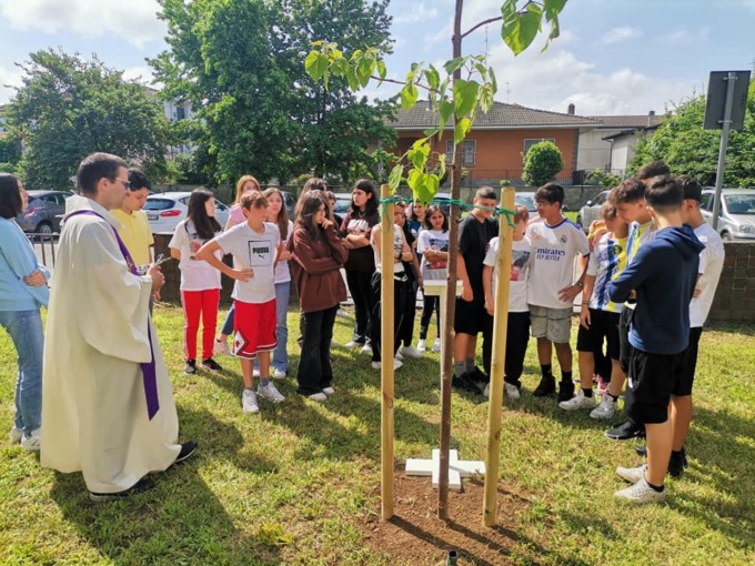 Alla scuola di Galliate una targa e un albero fiorito per ricordare il piccolo Leo – FOTO e VIDEO