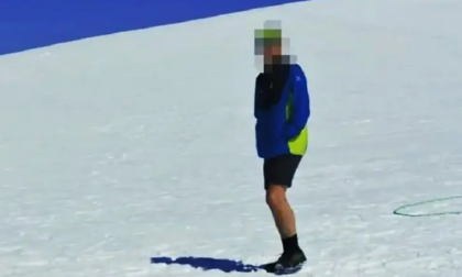 Con pantaloncini e scarpe da ginnastica sul ghiacciaio del Monte Rosa