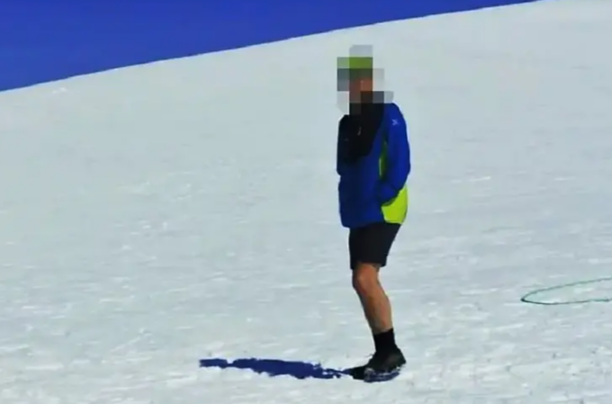 Con pantaloncini e scarpe da ginnastica sul ghiacciaio del Monte Rosa
