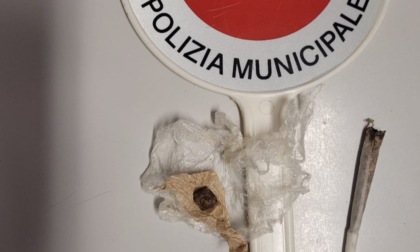 Alla guida fumando cannabis: fermato dalla polizia locale sulla Statale del Sempione