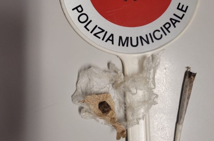 Alla guida fumando cannabis: fermato dalla polizia locale sulla Statale del Sempione