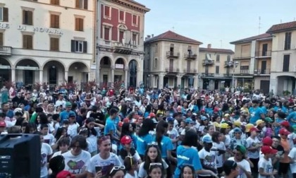 Piazza Cavour di Trecate invasa dai bambini del Grest