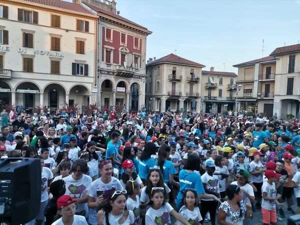 Piazza Cavour di Trecate invasa dai bambini del Grest