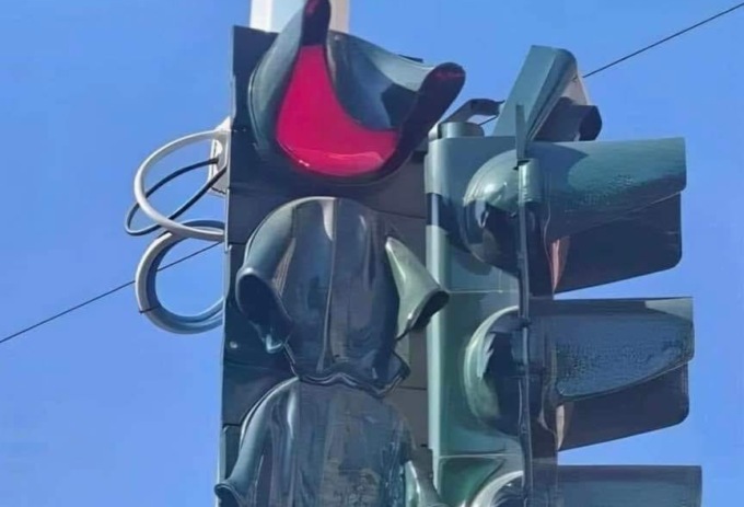 Semaforo sciolto per il caldo: immagine virale, ecco la spiegazione