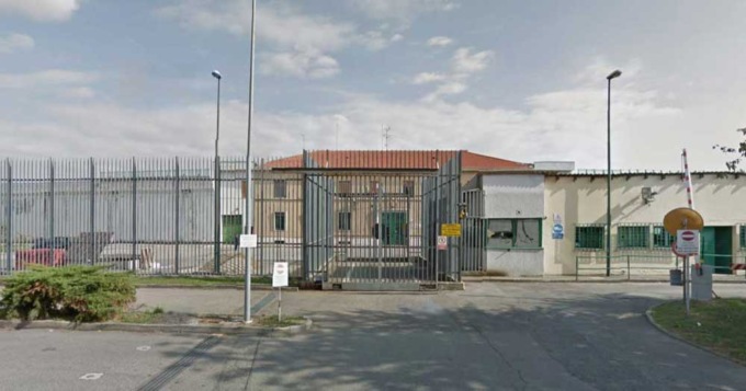 Carcere Novara: detenuto lancia candeggina contro agente e poi distrugge la cella