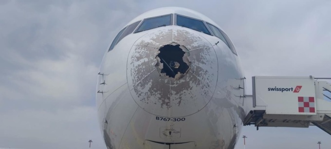 Aereo mitragliato dalla grandine costretto ad atterraggio di emergenza