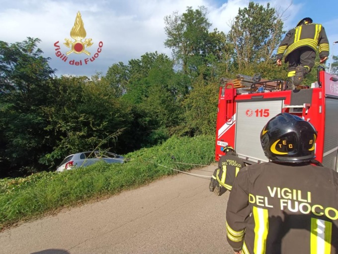 Incidente a Borgo Ticino: uomo estratto da auto in bilico su una scarpata