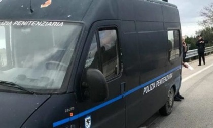 Detenuto impazzisce durante il trasporto: devasta tutto e si mangia dei pezzi