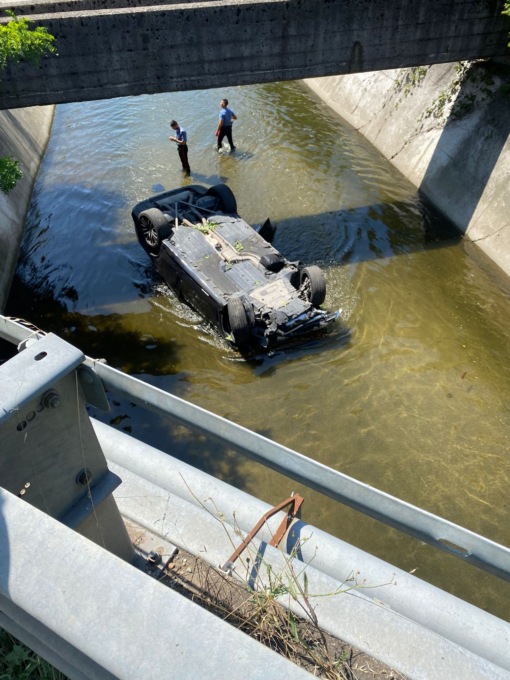 L’auto si ribalta nel canale: muore 35enne di Momo