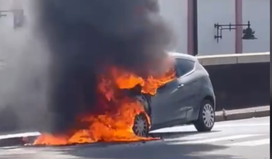 Auto divorata dalle fiamme in corso della Vittoria – IL VIDEO
