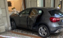 Auto sfonda una vetrina in via XX Settembre