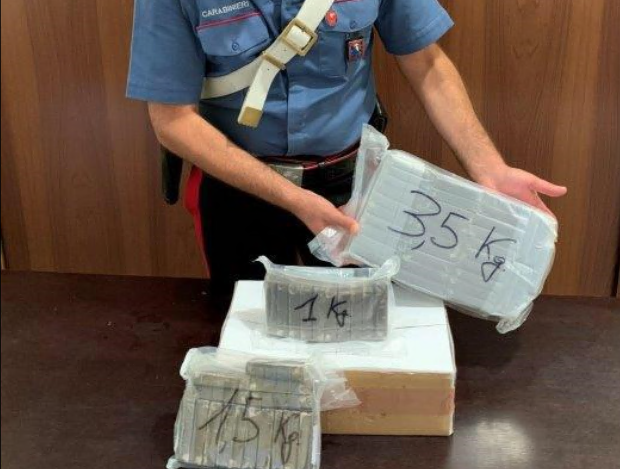 Altro che griglia per il barbecue, nel pacco 6 chili di hashish