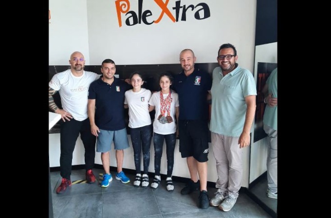 Le gemelle castellettesi della pesistica tornano dagli Europei con un argento