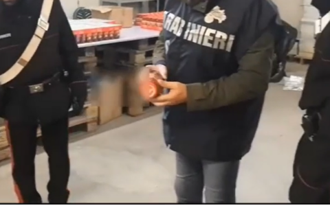 Maxi sequestro di dolci e cibi scaduti: cambiavano l’etichetta e li rimettevano in vendita – IL VIDEO