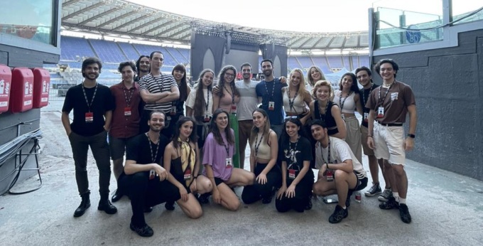 Gli alunni della scuola Stm di Novara con Blanco sul palco di San Siro