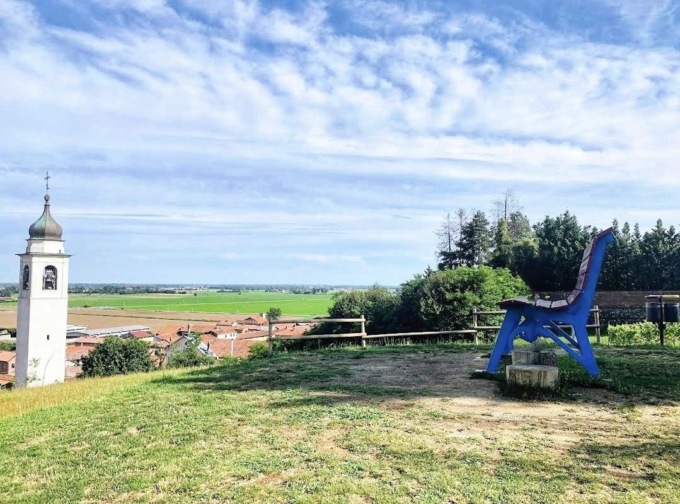 Successo di recensioni per la panchina gigante di Barengo