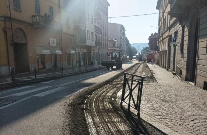 Asfaltature in corso ad Arona