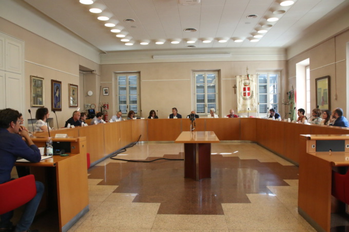 Bagarre in Consiglio comunale a Borgomanero: seduta sospesa per le interferenze con il pubblico