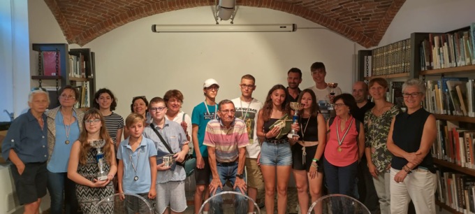 Premiati i giovani scacchisti nella biblioteca di Arona in collaborazione con la Scacchistica Novarese