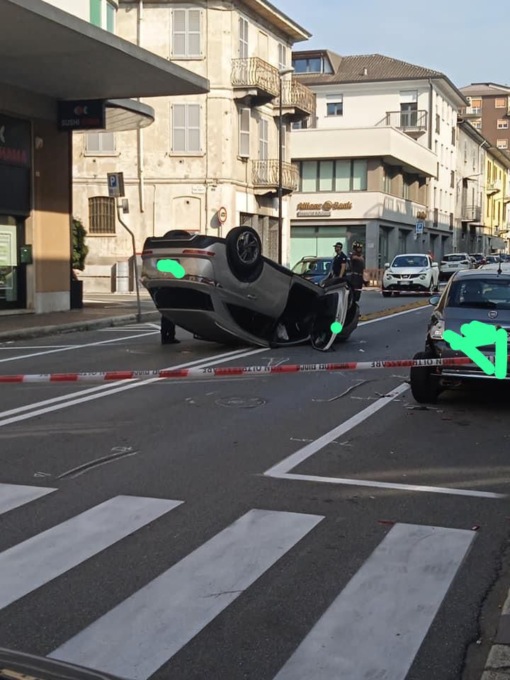 Borgomanero: auto sbanda, colpisce le auto in sosta e si ribalta – IL VIDEO