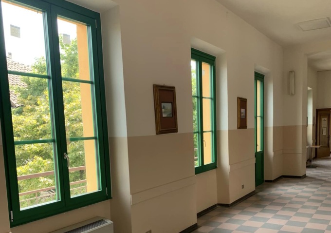 Arona: nuovi serramenti e basta “spifferi” per il centro d’incontro
