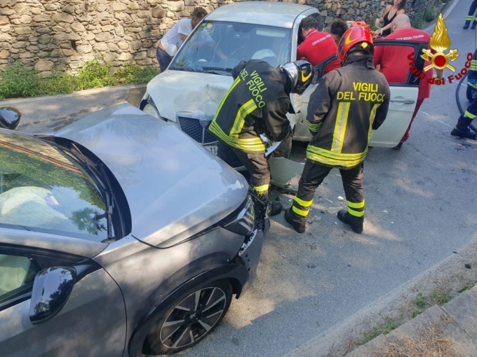 Incidente frontale a Oleggio Castello: due feriti