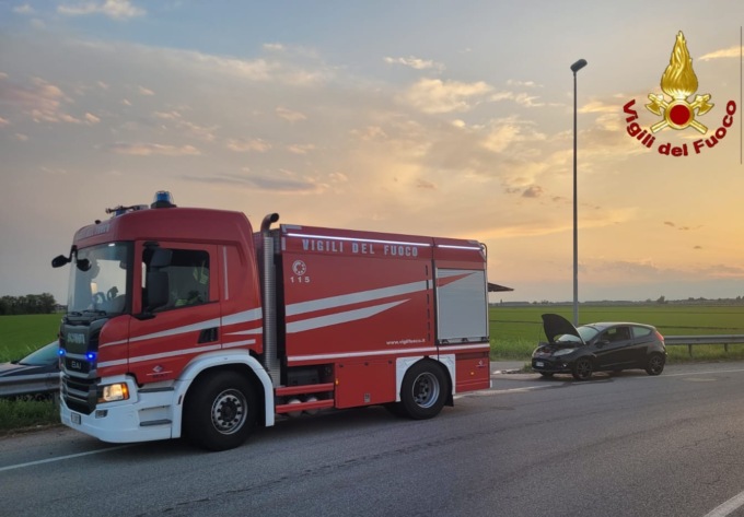 Auto in fiamme, intervento tempestivo dei vigili del fuoco