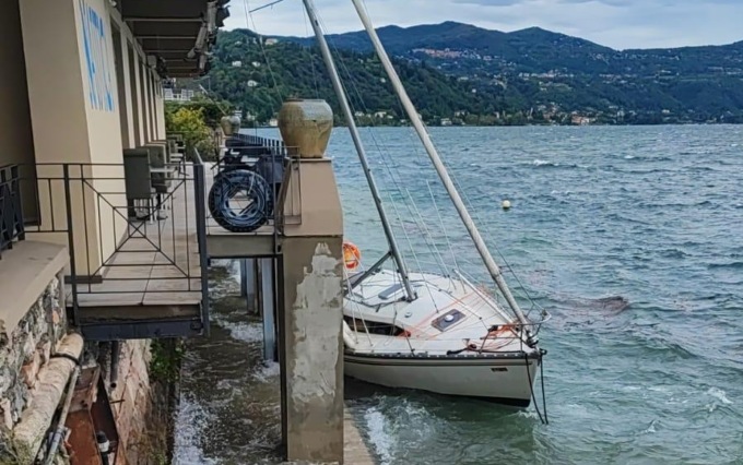 Vigili del fuoco recuperano barca alla deriva ad Arona