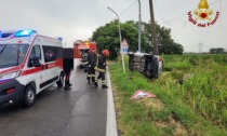 Automobilista esce di strada a Cameri e abbatte un palo della luce e uno del telefono