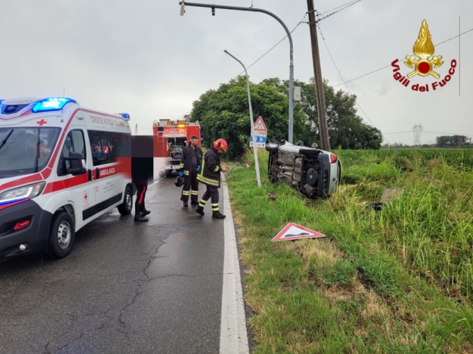 Automobilista esce di strada a Cameri e abbatte un palo della luce e uno del telefono