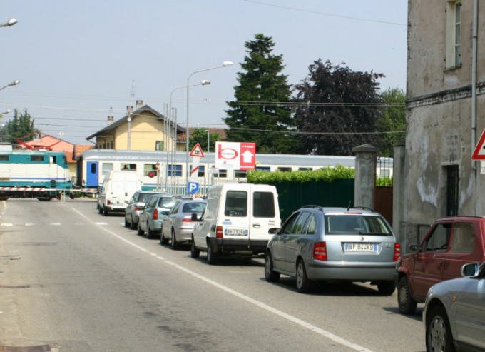 Momo, questione passaggio a livello: Comitato e cittadini vogliono prima il cavalcavia