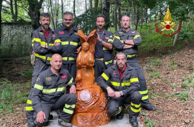 Una scultura in memoria della tragedia del Mottarone