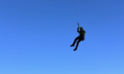 Alpinista perde appiglio e resta sospeso nel vuoto all’Alpe Devero: salvato