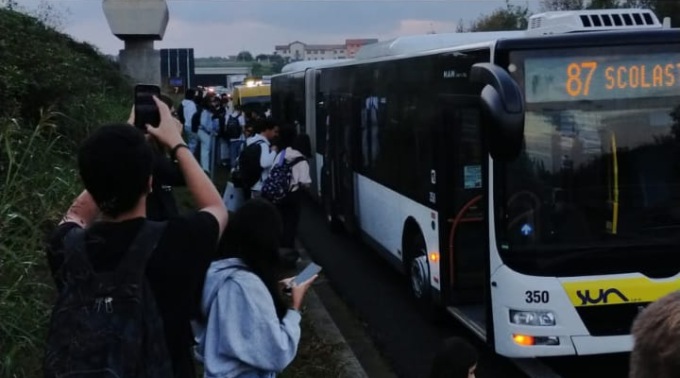 Trasporti scolastici, monta la protesta: “Corse sovraffollate e continui ritardi”
