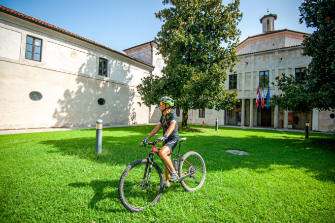 A Cameri apre il “bike hotel”: un nuovo ostello per accogliere i cicloturisti