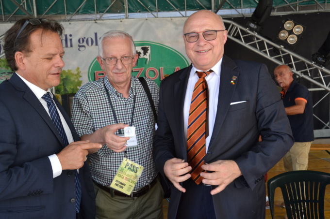 Borgomanero: la pins della Cunsurtarija donata al sindaco di Bad Mergentheim durante la Festa dell’uva