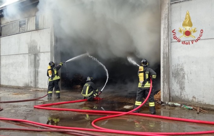 Capannone a fuoco a Sillavengo: intervento dei pompieri ancora in corso