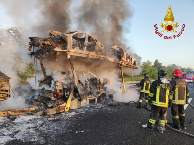Camion a fuoco sulla Torino-Savona: circolazione interrotta