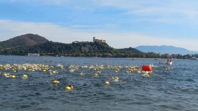 Novecento coraggiosi in acqua per la Traversata tra Arona e Angera – Video