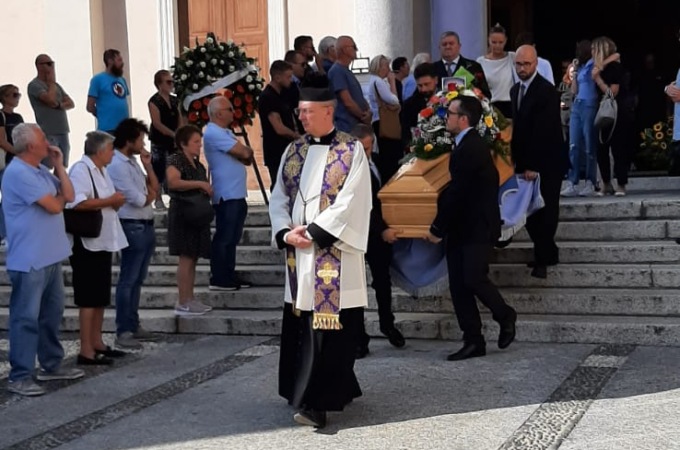 A Cameri l’ultimo abbraccio a Giancarlo Borrini: “Ora corri sereno tra le stelle”