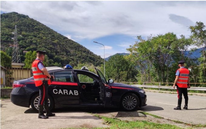 Pretende di entrare nella casa dell’ex e aggredisce i carabinieri: arrestata