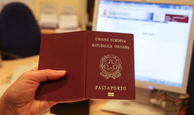 Passaporti, continuano le proteste: “Quasi impossibile prenotare”