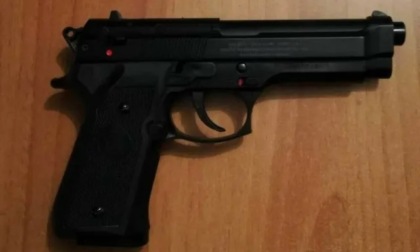 Pregiudicato minaccia con una pistola gruppo di ragazzi a Novara: arrestato