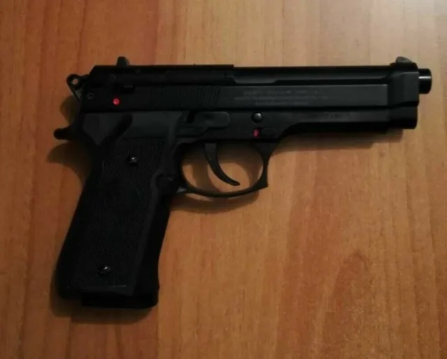 Pregiudicato minaccia con una pistola gruppo di ragazzi a Novara: arrestato