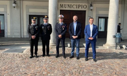 Il comandate provinciale dei carabinieri in visita alla caserma della polizia locale di Trecate