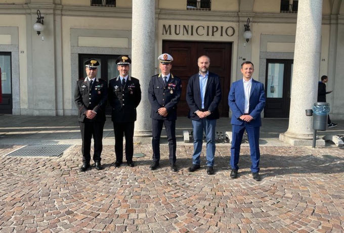 Il comandate provinciale dei carabinieri in visita alla caserma della polizia locale di Trecate